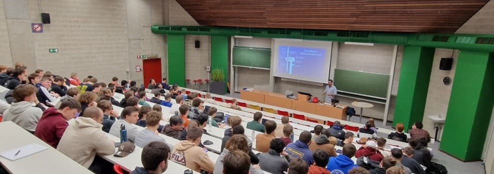 Conferencia ante un auditorio de estudiantes de formación profesional en Bélgica